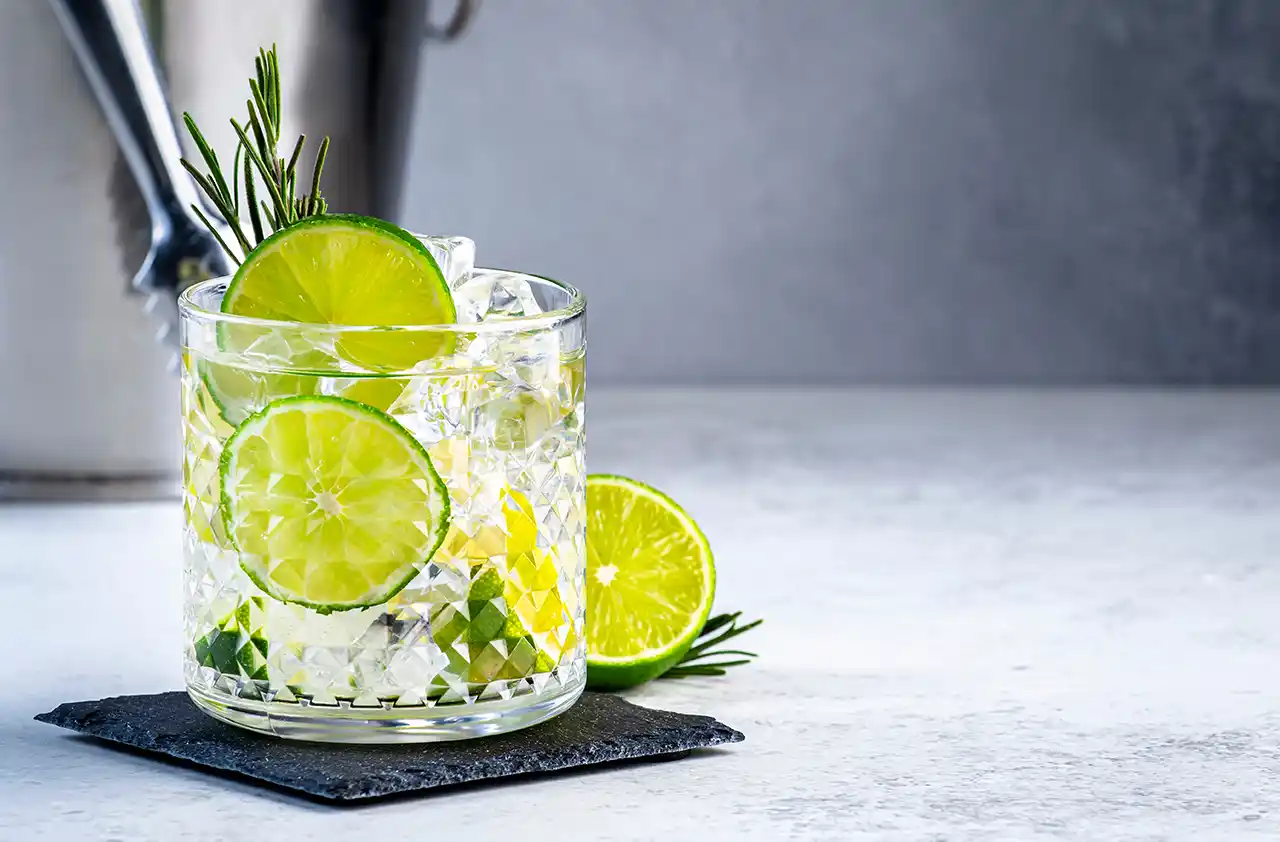 Cocktail gin tonic servit rece